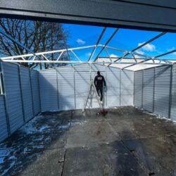 Garaż blaszany z bramą segmentową dwuspadowy 6m x 6m Grafit - obrazek 5