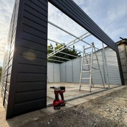 Garaż blaszany jednospadowy 6 x 6 z bramą segmentową orzech - obrazek 5