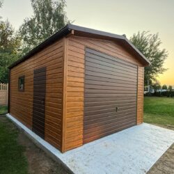 Garaż blaszany dwuspadowy drewnopodobny 4 x 5,6 z bramą uchylną orzech