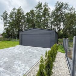 Garaż blaszany z bramą segmentową dwuspadowy 6m x 6m Grafit