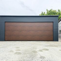 Garaż blaszany jednospadowy 6 x 6 z bramą segmentową orzech