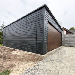 Garaż blaszany jednospadowy 6 x 6 z bramą segmentową orzech - obrazek 2